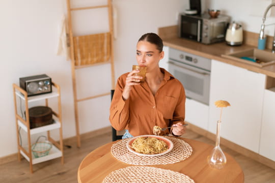 Cette habitude que l'on a tous durant les repas serait mauvaise pour perdre du poids