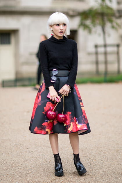 Street style &agrave; Paris : la minaudi&egrave;re cerise