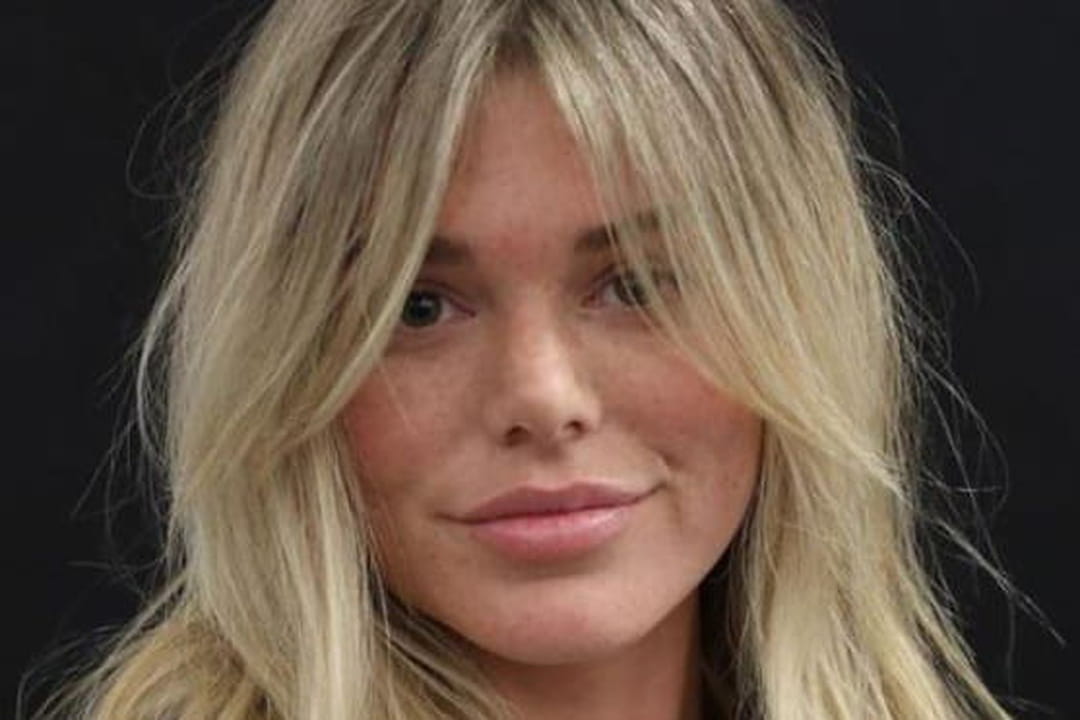 Frange rideau longue et cheveux texturés