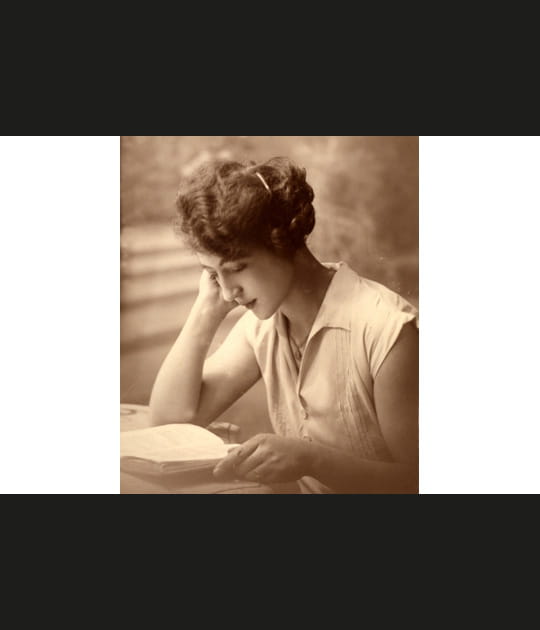 Cheveux crant&eacute;s et petite barrette