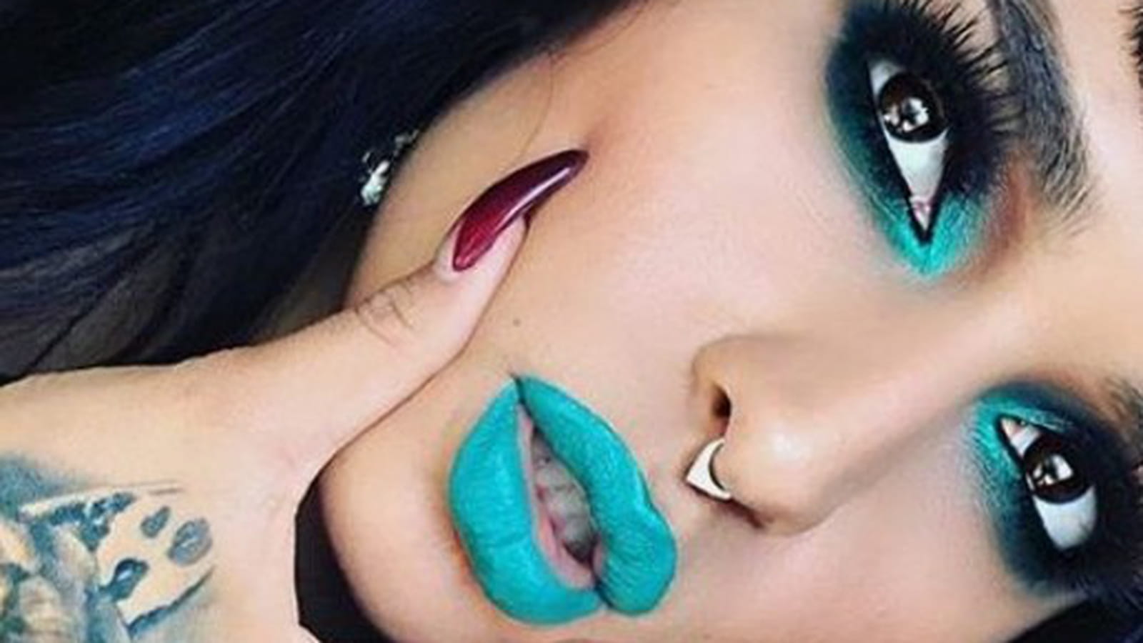 Maquillage gothique cyan