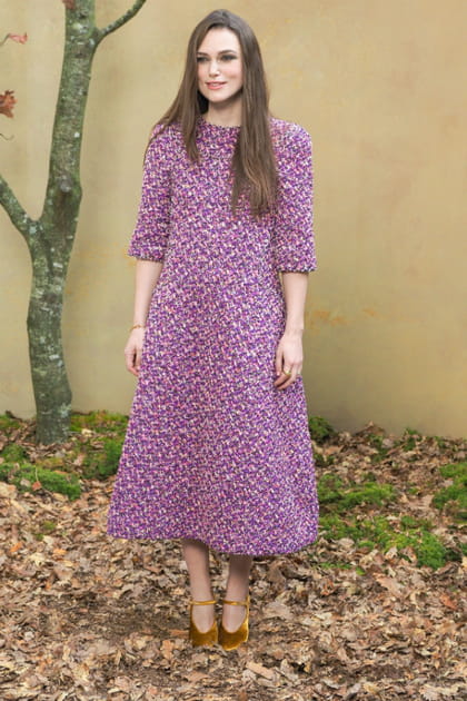Keira Knightley en robe violette mi-mollets