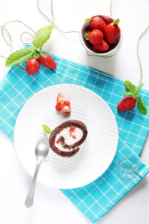 Roulé au chocolat, fraises et chantilly-mascarpone