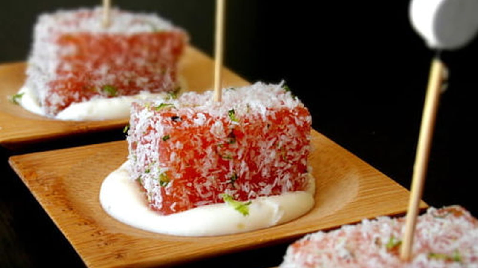 Dés de saumon en chapelure de coco et citron vert, crème au yuzu