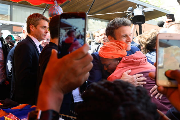 Emmanuel Macron, c&acirc;lin au march&eacute; Saint-Christophe, &agrave; Cergy, le 27&nbsp;avril