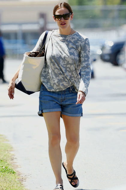 Jennifer Garner en short en jean mom et haut drap&eacute; gris