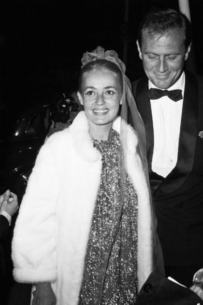 Jeanne Moreau en robe &agrave; paillettes et fourrure blanche