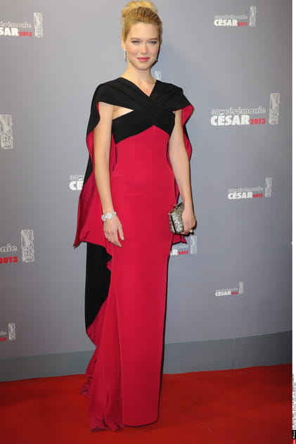 Léa Seydoux en robe longue rouge et noire au drapé