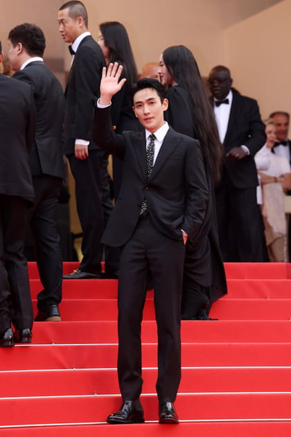 Zhu Yilong en costume noir Louis Vuitton