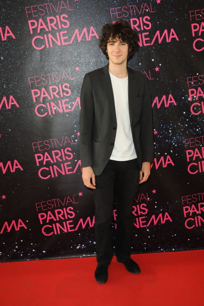 Vincent Lacoste en blazer gris et T-shirt blanc