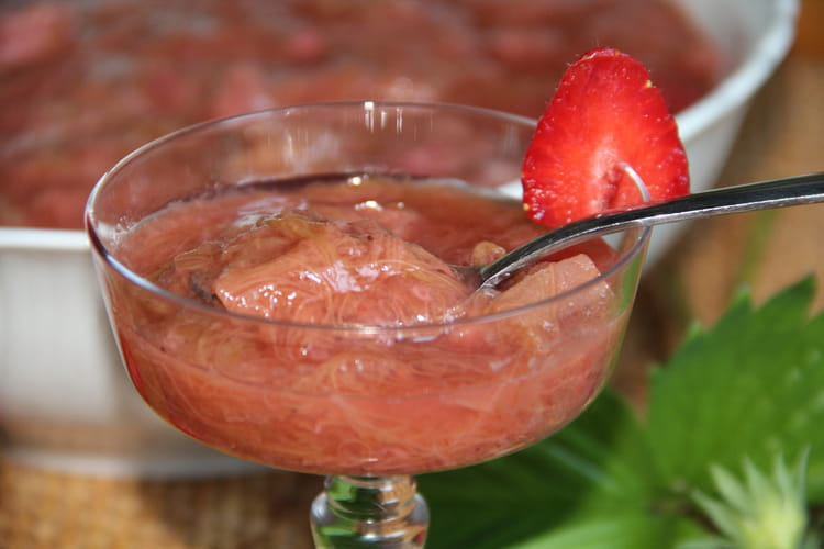 Compote de rhubarbe, fraises et banane