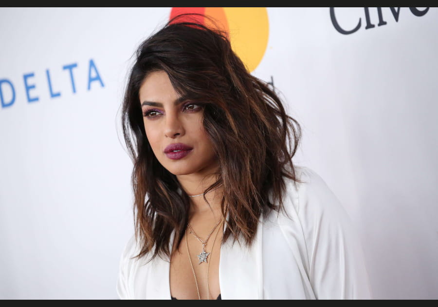 Le mi-long &eacute;pais et fourni de Priyanka Chopra
