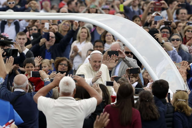 Et la papamobile scinda la foule