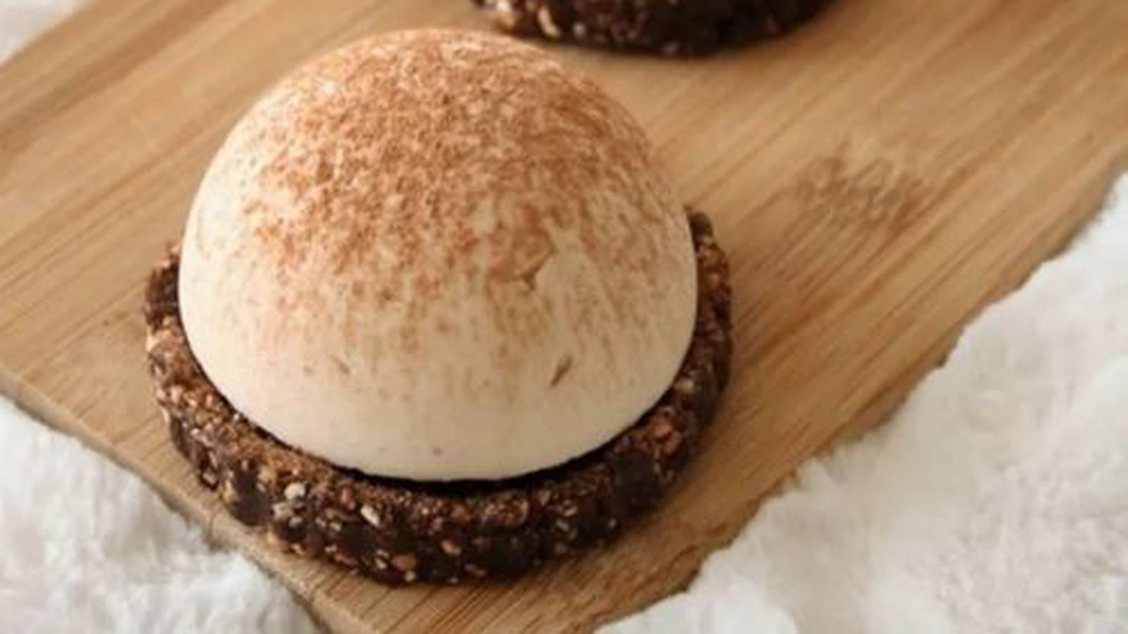 Mousse de marron sur sa pâte de dattes chocolatée