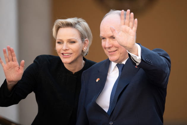 Charlene et Albert de Monaco saluent les Mon&eacute;gasques