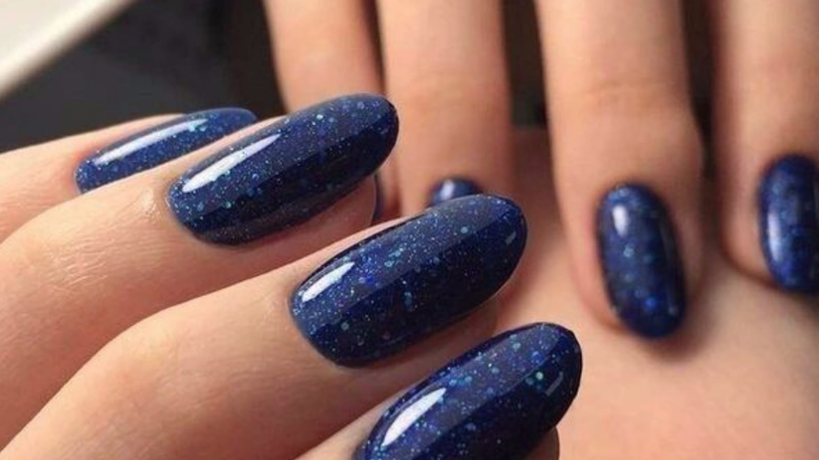 Une manucure bleue cosmique