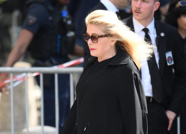 Catherine Deneuve arrive en voisine aux obs&egrave;ques de Mathilde Favier, &agrave; Paris