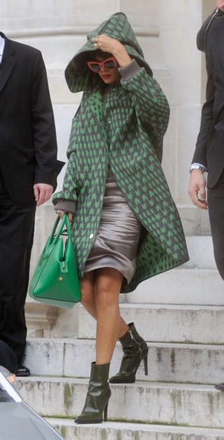 Rihanna chaperon vert au défilé Stella McCartney