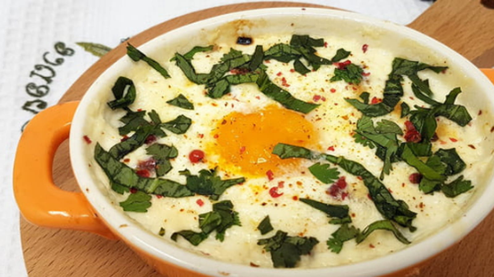 Oeuf cocotte chèvre et échalotes