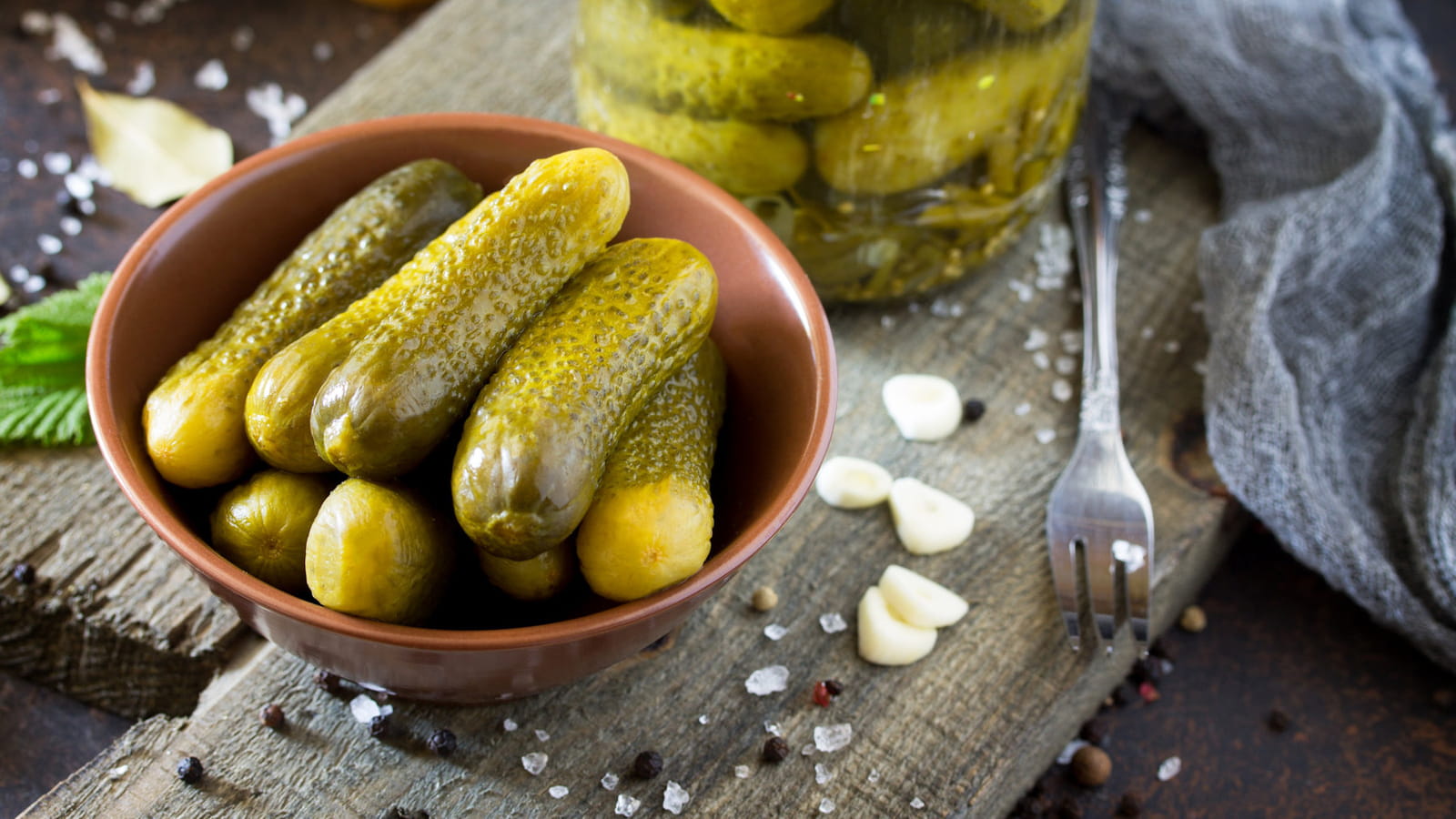 Les aliments marinés comme les cornichons