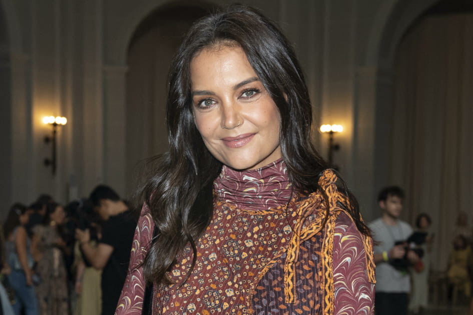 Les cheveux bruns ondul&eacute;s de Katie Holmes