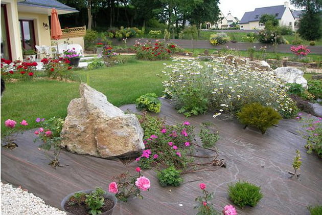 Un grand parterre de fleurs et de rochers