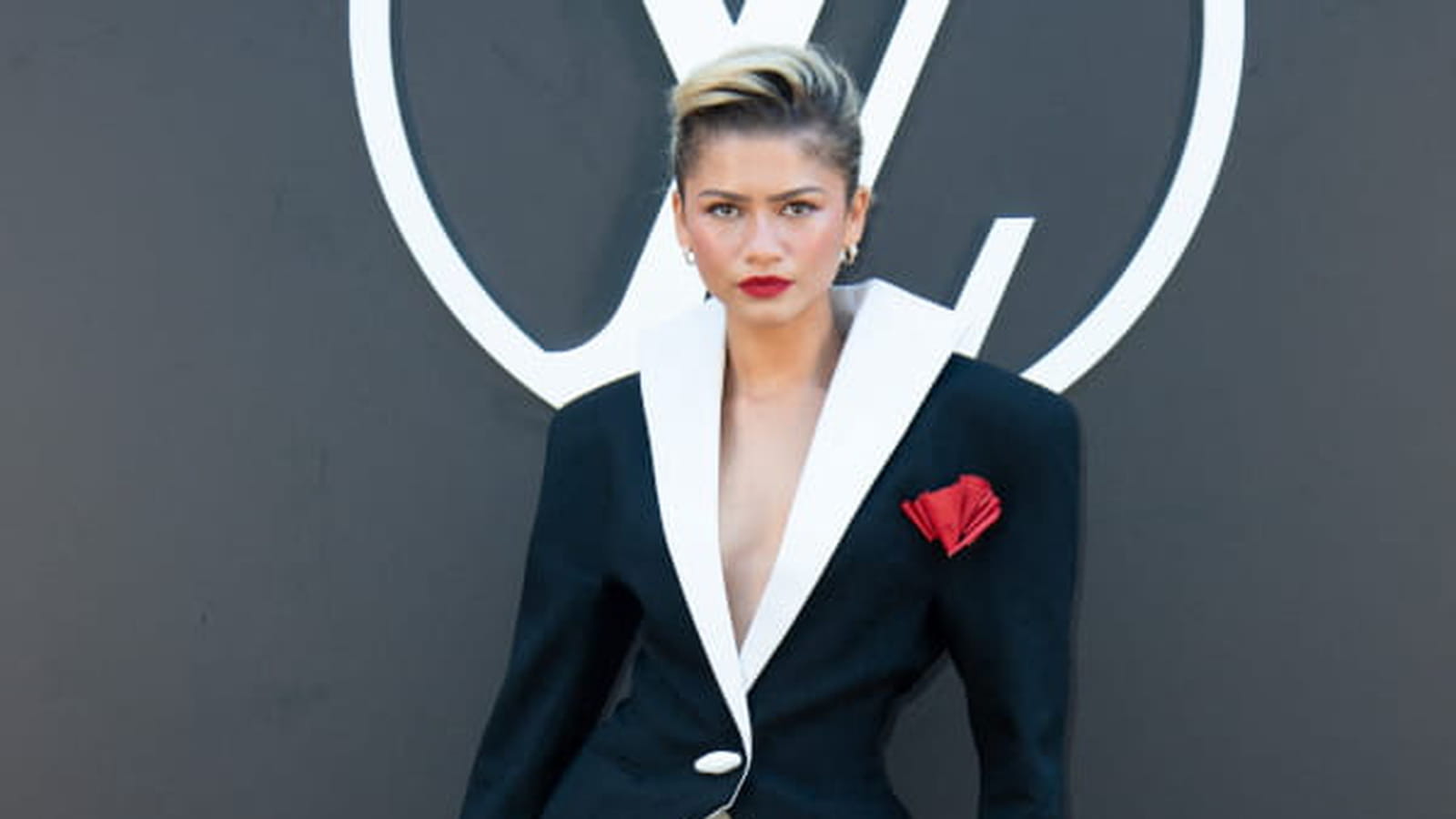 Juliette Binoche dans un élégant costume brun, Zendaya dans une tenue déjà iconique... Les looks de la semaine