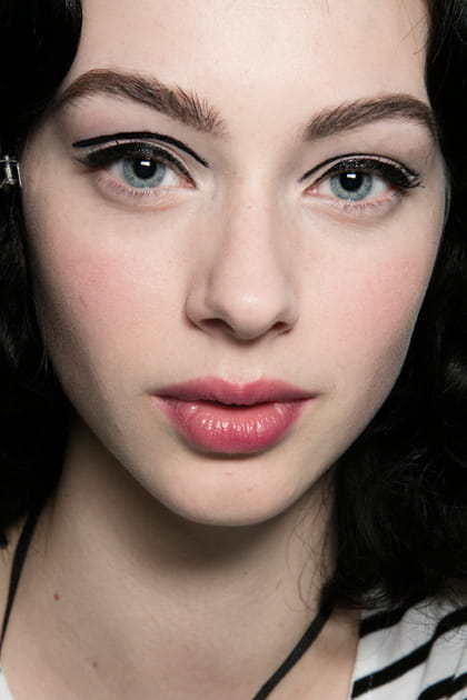 Le rouge effet l&egrave;vres mordues