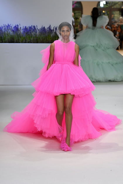 Silhouette Giambattista Valli en robe rose XXL asymétrique
