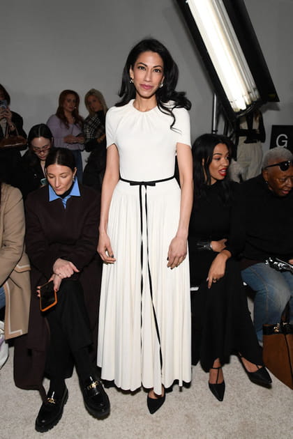 Huma Abedin en longue robe blanche avec un n&oelig;ud&nbsp;comme ceinture au d&eacute;fil&eacute; Brandon Maxwell