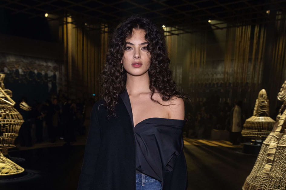 Deva Cassel, sexy avec sa chevelure boucl&eacute;e