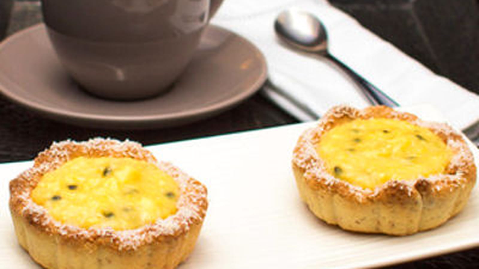 Tartelettes fruits exotiques curd sur pâte sablée citron vert-noix de coco