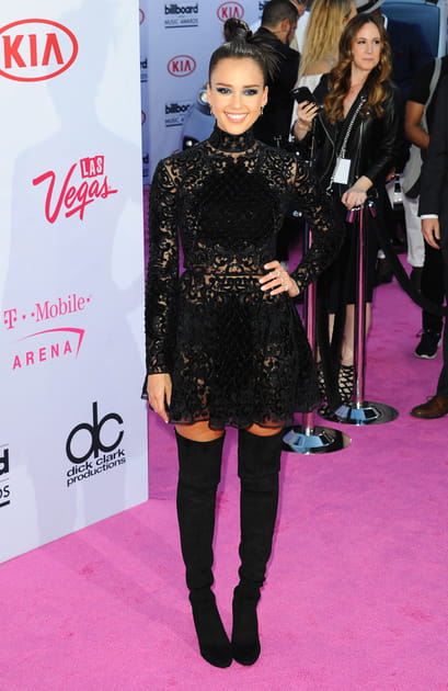 Jessica Alba en robe noire à col montant