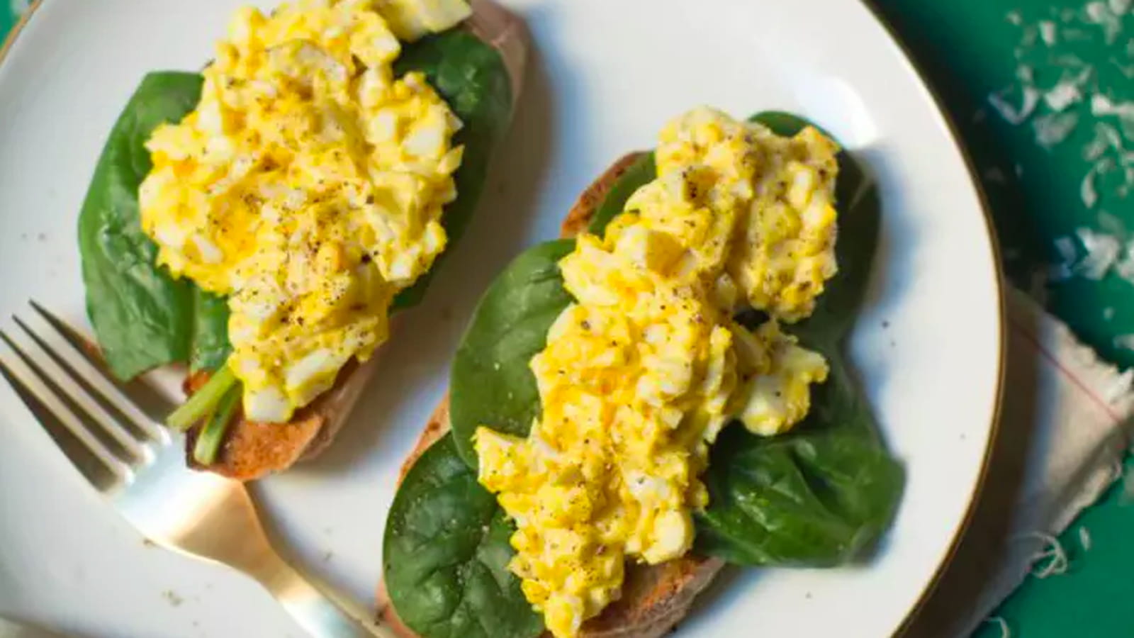 Tartines oeufs et épinard