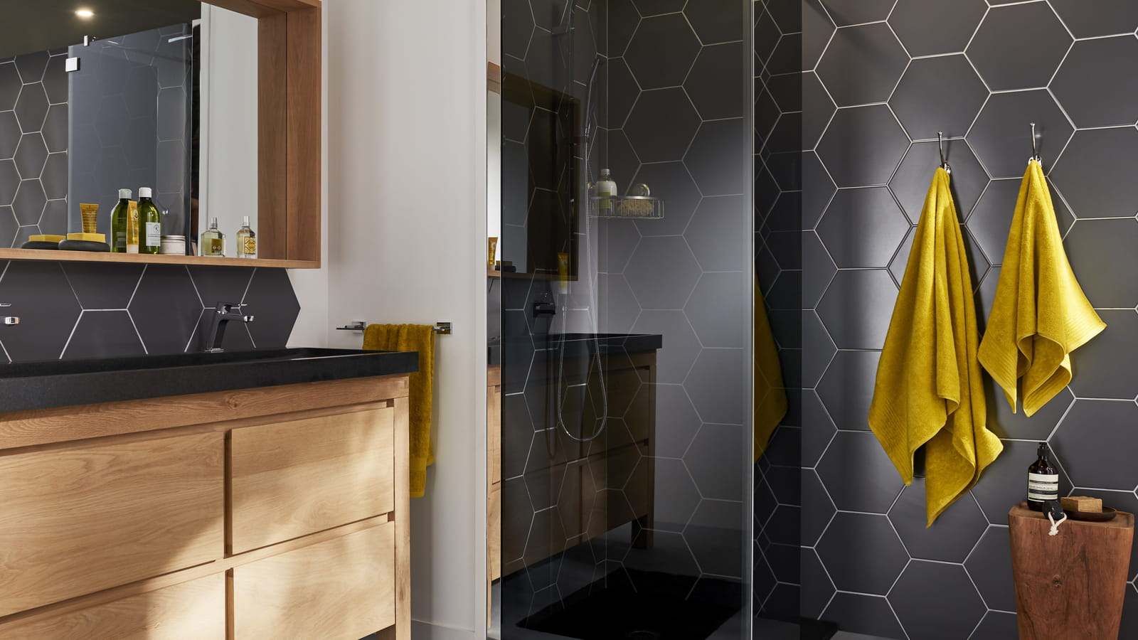 Revêtement de mur nid d’abeille dans la salle de bains 