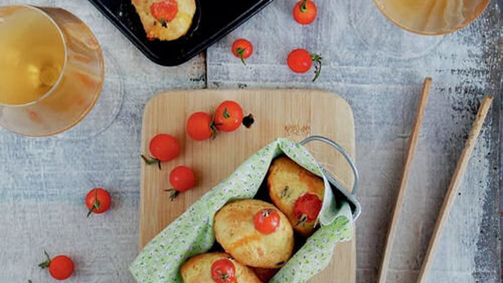 Madeleines au parmesan, tomates et basilic
