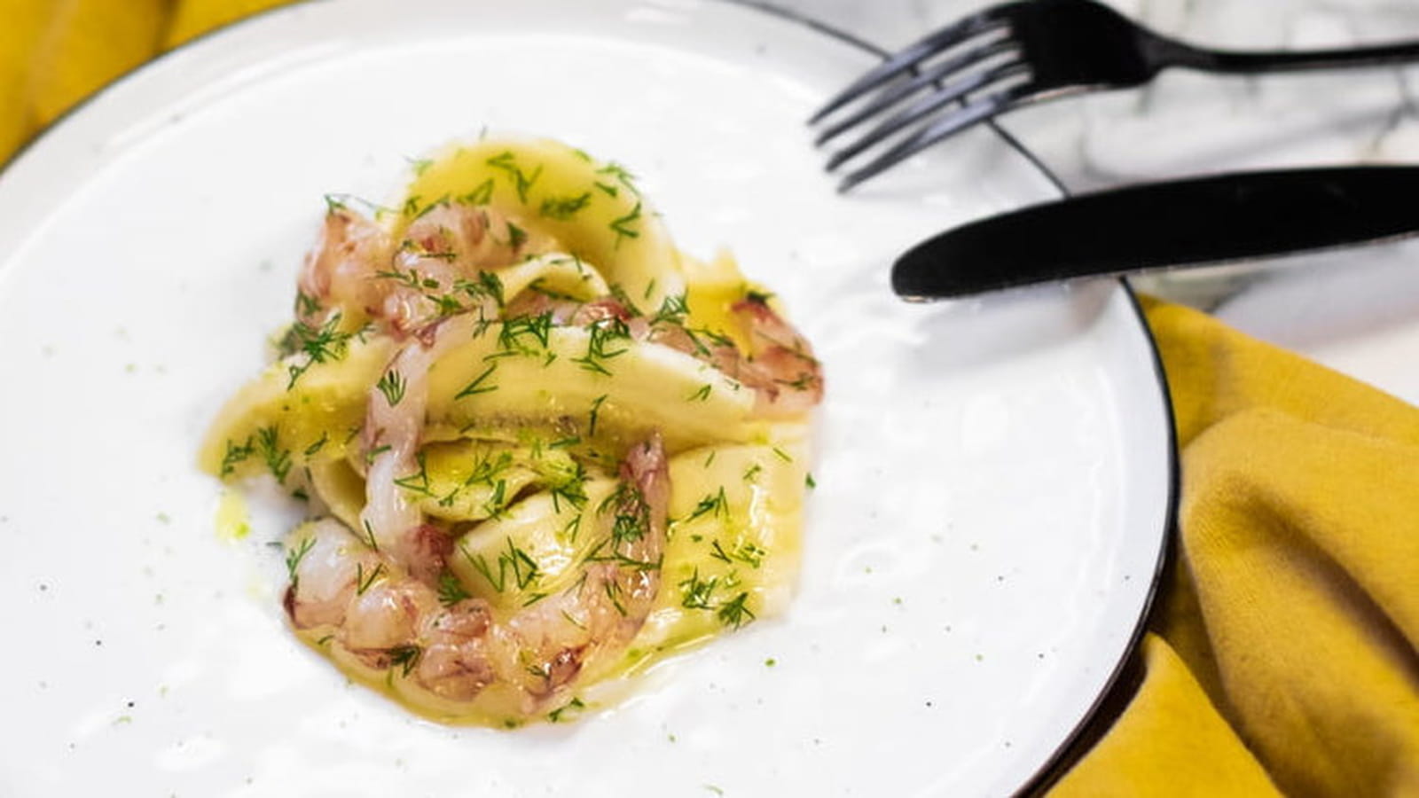 Bananes râpées à cru, gambas, coriandre, aneth et citron vert