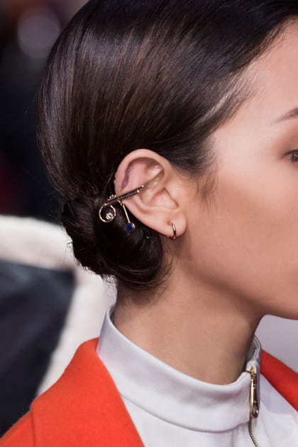 Les bijoux d'oreilles du d&eacute;fil&eacute; Christian Dior