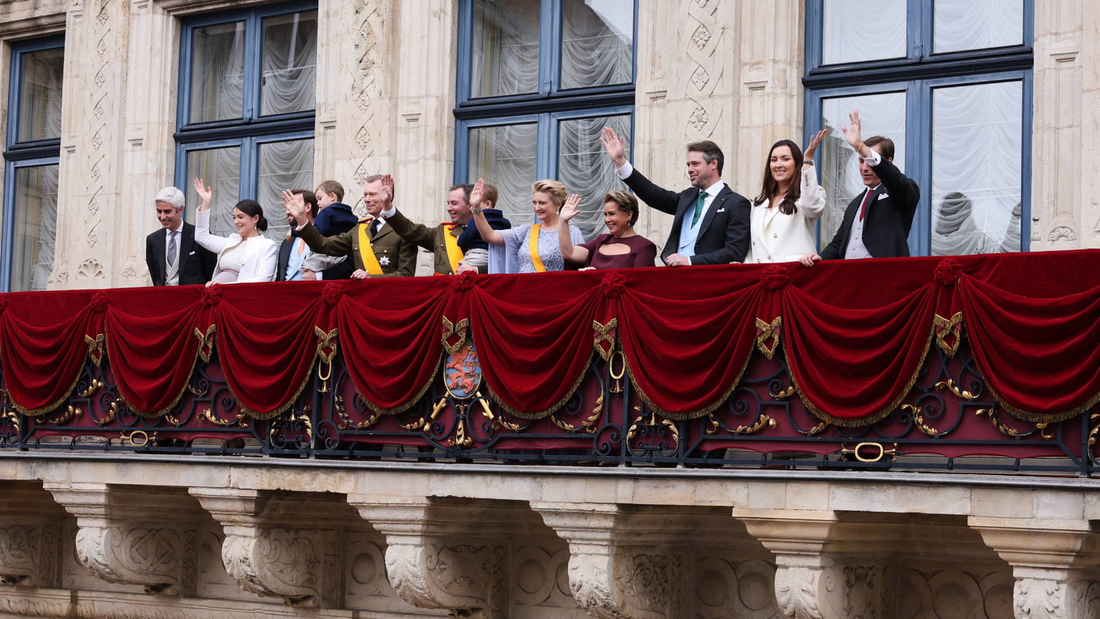 La famille grand-ducale au balcon
