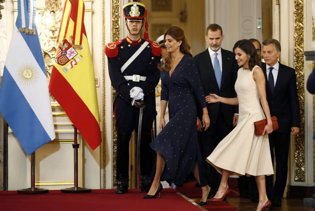 Le pr&eacute;sident argentin Mauricio Macri et son &eacute;pouse Juliana Awada accueillent les monarques espagnols