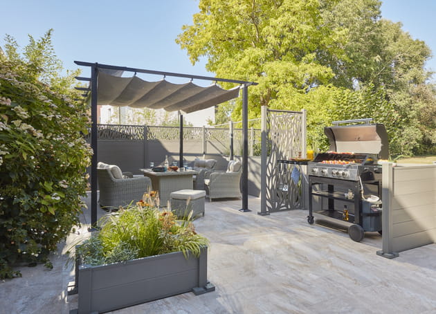 Une tonnelle de jardin autoportante