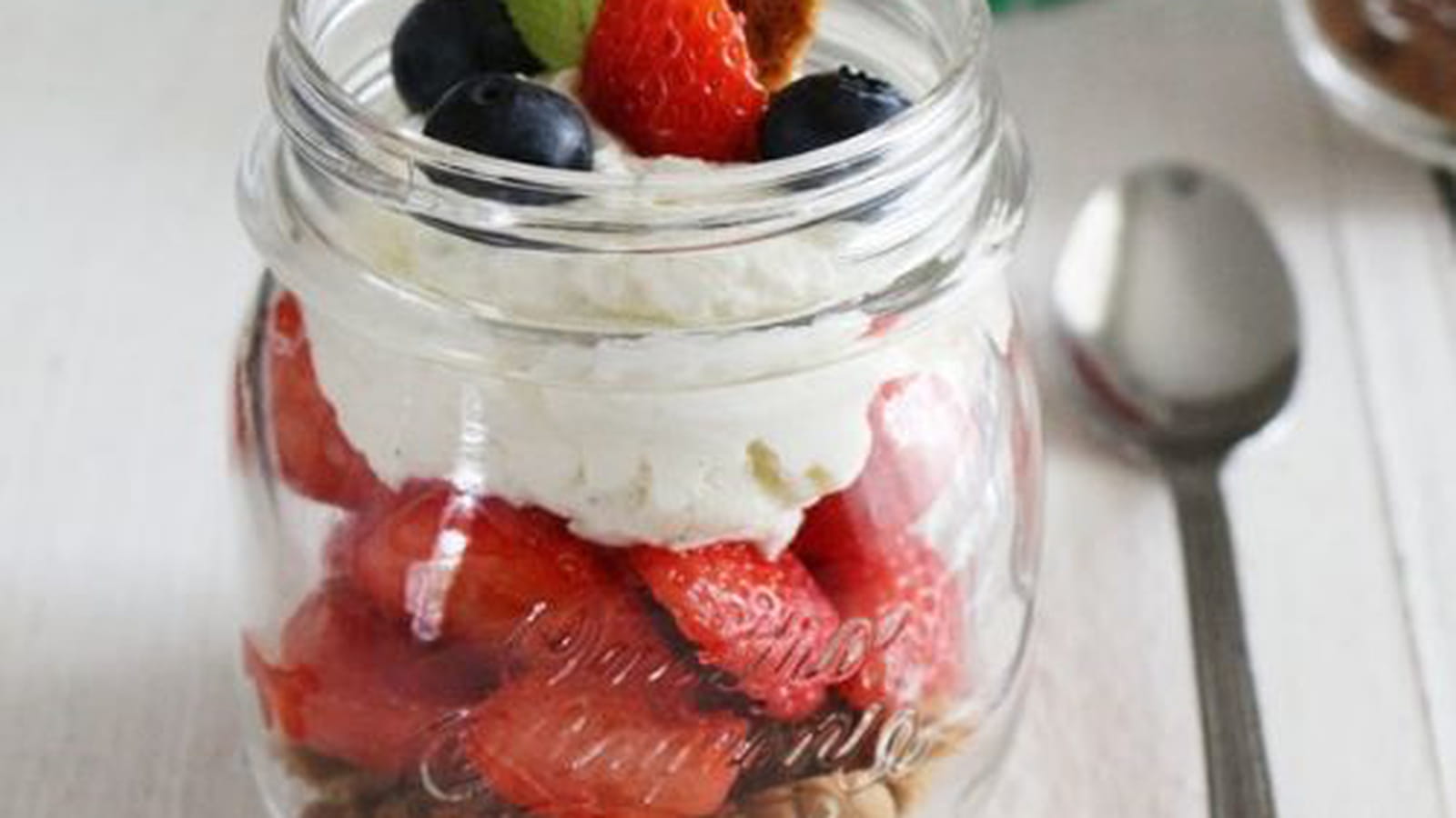 Verrines de fraises Spéculoos et crème chantilly mascarpone vanillée