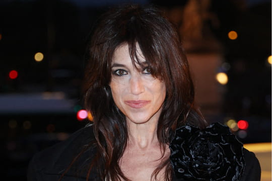 Apr&egrave;s son look rock &agrave; Versailles, Charlotte Gainsbourg frappe fort avec un maquillage glamour au d&eacute;fil&eacute; Saint Laurent