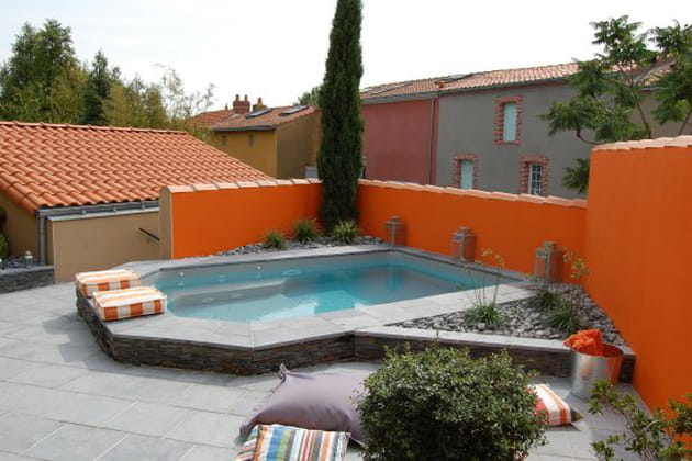 Une mini-piscine design pour embellir un petit espace