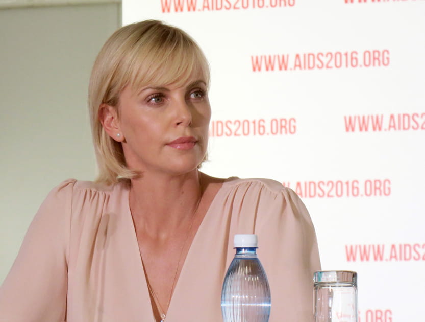 Le carr&eacute; sage et la frange effil&eacute;e de Charlize Theron