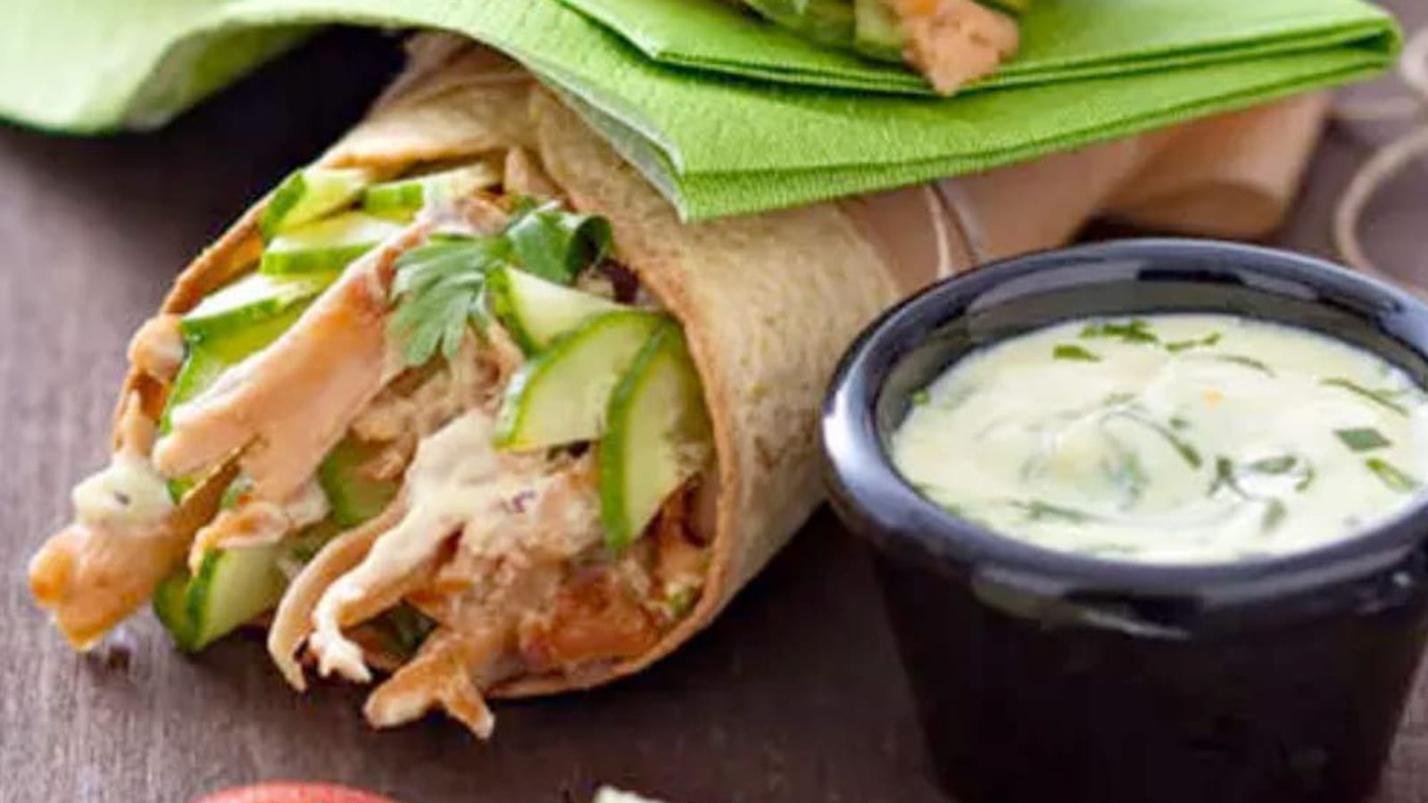 Wrap végétarien au concombre, curry et citron vert