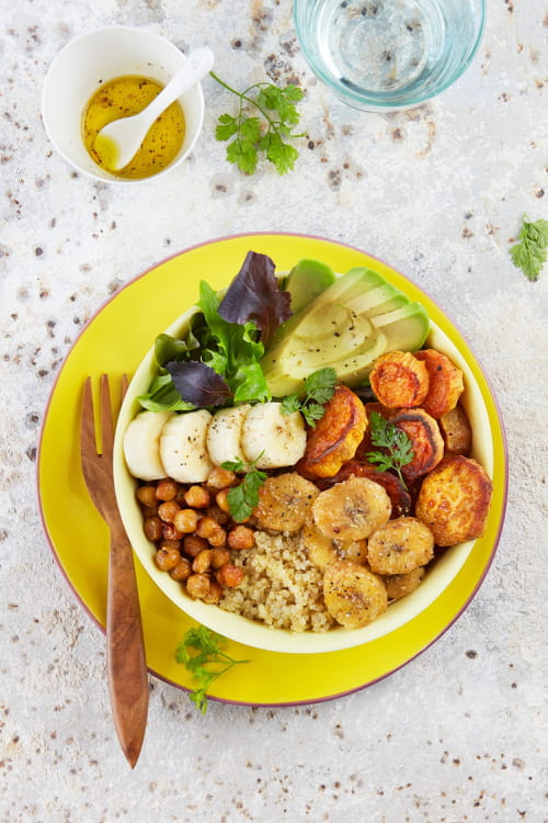 Buddha bowl au quinoa, bananes fraîches et rôties