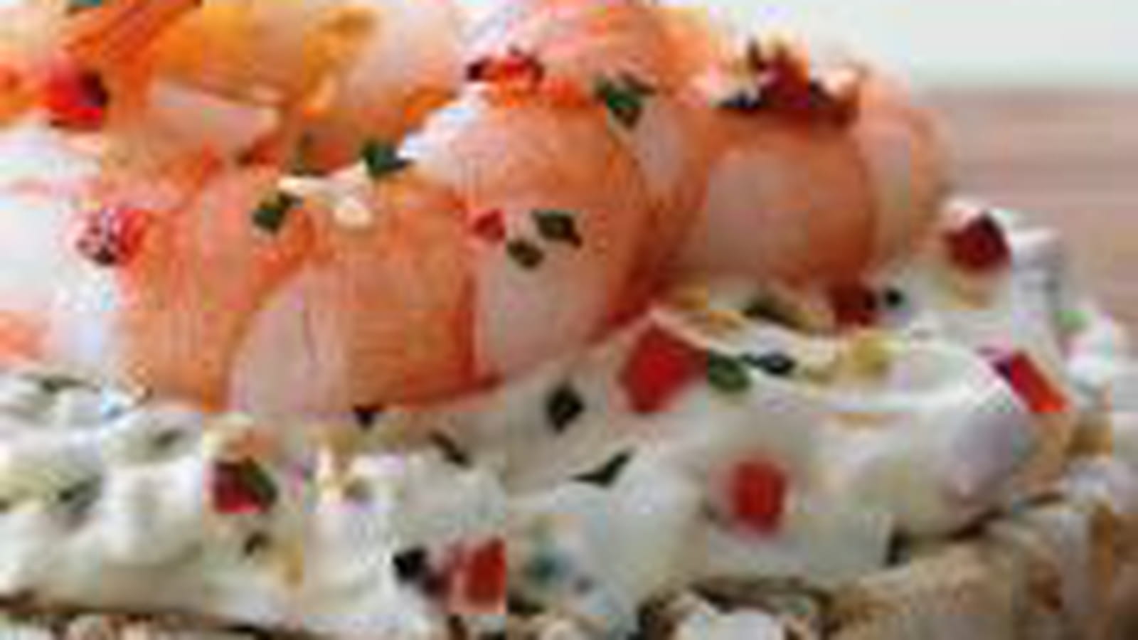 Galette de riz complet, crème végétale aux crevettes et poivrons rouges