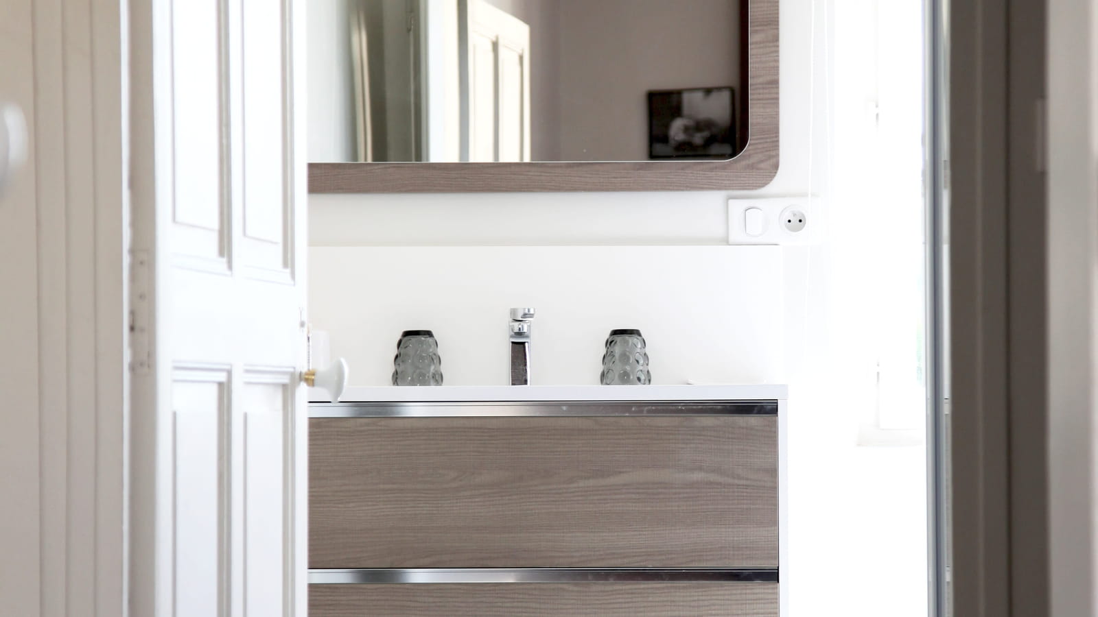 Salle de bains couleur taupe 