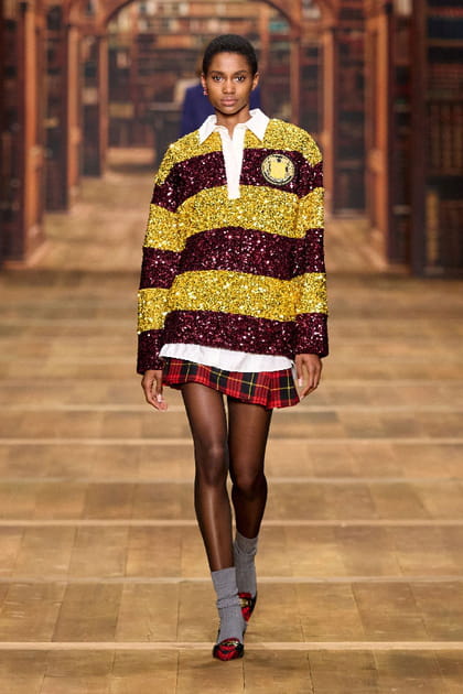 Minijupe &agrave; carreaux et top &agrave; rayures en sequins&nbsp;aper&ccedil;us sur le d&eacute;fil&eacute; Elisabetta Franchi​​​​​​​&nbsp;